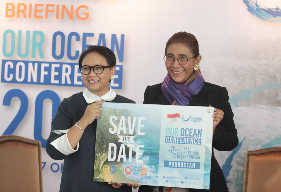Foreign Minister Retno Marsudi, left, and Maritime Affairs and Fisheries Minister Susi Pudjiastuti attending a press conference on the upcoming Our Ocean Conference in Jakarta on Wednesday. (Antara Photo/Reno Esnir)