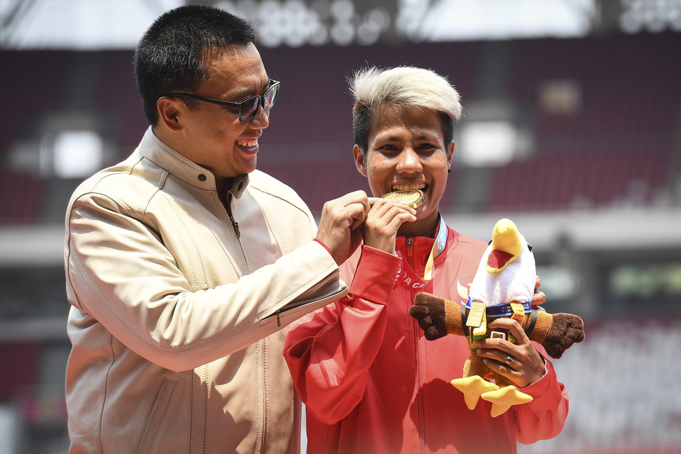 Youth and Sports‎ Minister Imam Nahrawi poses for a photo with Rica Oktavia after she won Indonesia's third gold medal at this year's Asian Para Games on Monday (08/10). (Antara Photo/Dhemas Reviyanto)
