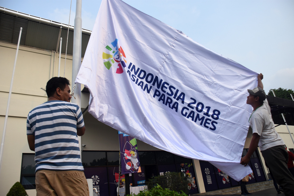 Pekerja memasang bendera Asian Para Games 2018 di arena pertandingan Anggar Kursi Roda di GOR POPKI Cibubur, Jakarta, Jumat (5/10). Berbagai persiapan terus dilakukan menjelang pertandingan olahraga tersebut di perhelatan Asian Para Games 2018 yang akan dimulai pada 7 Oktober 2018. ANTARA FOTO/Indrianto Eko Suwarso/wsj/18.