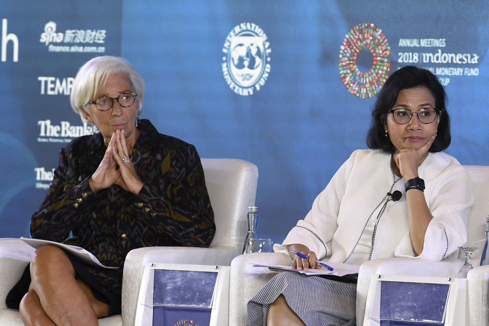 International Monetary Fund managing director Christine Lagarde, left, and Indonesian Finance Minister Sri Mulyani Indrawati participate in a panel discussion titled 'Empowering Women in the Workplace' during the 2018 Annual Meetings of the IMF and World Bank in Nusa Dua, Bali, on Tuesday. (Antara Photo/Puspa Perwitasari)