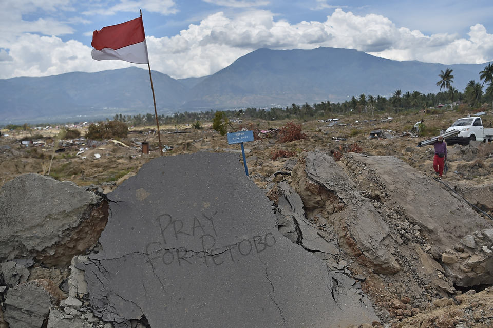 The Central Sulawesi provincial government has decided to turn areas affected by soil liquefaction during last month's devastating earthquake into memorial parks or historical sites, as the bodies of many of the victims buried by mudflows cannot be recovered before search and rescue operations end on Thursday. (Antara Photo/Wahyu Putro A)