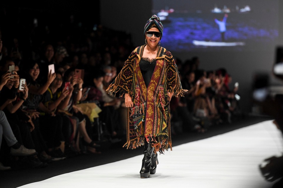 Maritime Affairs and Fisheries Minister Susi Pudjiastuti modeling an outfit by designer Anne Avantie during Jakarta Fashion Week at Senayan City shopping mall in South Jakarta on Tuesday. The collection titled 'Badai Pasti Berlalu' ('The Storm Will Certainly Pass') was created in support of the residents of Lombok, Palu and Donggala, who were affected by major natural disasters recently. (Antara Photo/Hafidz Mubarak A)
