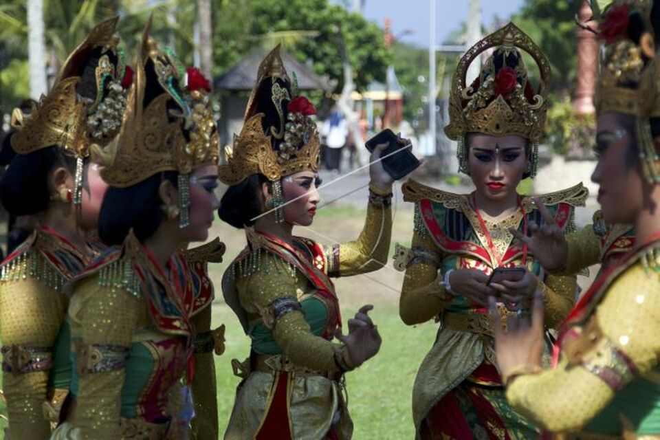 Traditional dancers prepare to perform during the Bali Cultural Carnival held in Nusa Dua on Friday to coincide with the 2018 IMF-World Bank Annual Meetings. (Antara Photo/Nicklas Hanoatubun)