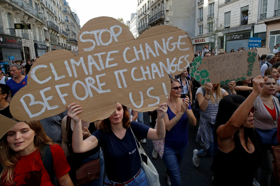 Protesters march to urge politicians to act against climate change in Paris, France on Oct. 13, 2018.  (Reuters Photo/Philippe Wojazer)