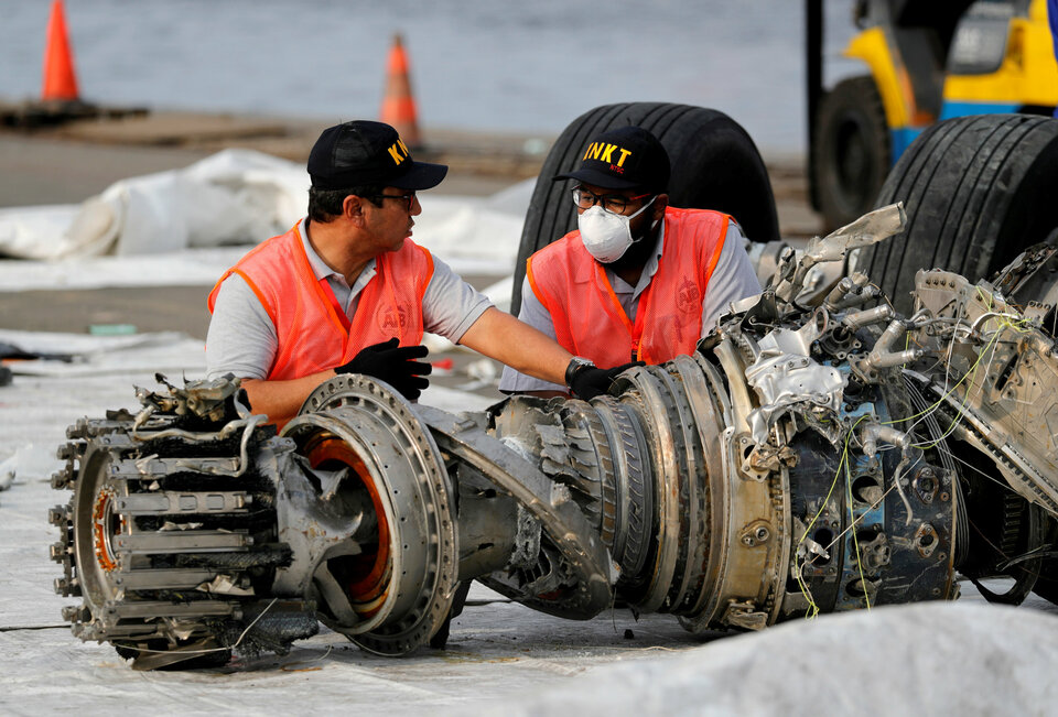 Officials of the National Transportation Safety Commission (KNKT) examine a turbine engine from Lion Air flight JT-610 at Tanjung Priok Port in North Jakarta on Nov. 4. (Reuters Photo/Beawiharta)