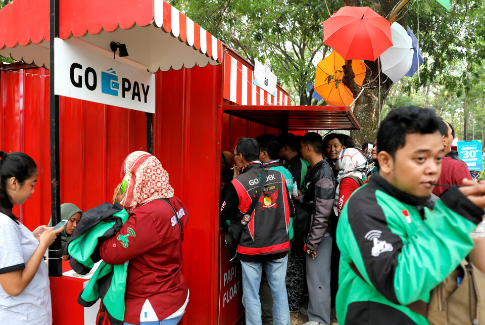 Online ride-hailing services and offline retailers form the biggest part of the e-wallet market in Indonesia. (Reuters Photo/Beawiharta)
