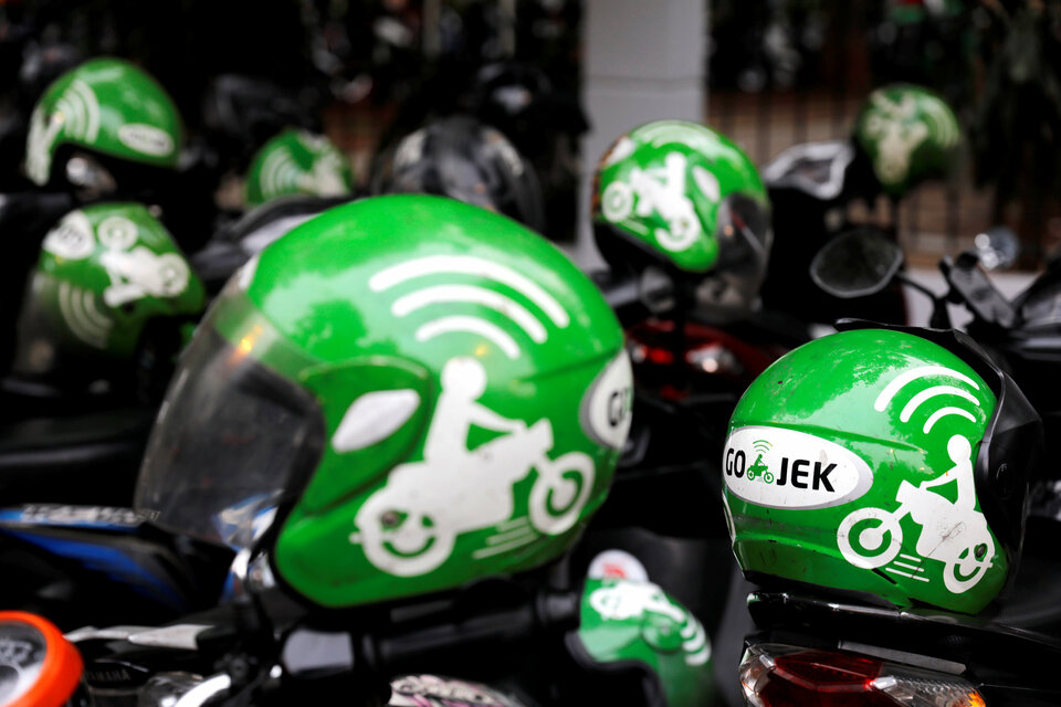 A new ojek regulation eases some concerns over the popular service, but drivers still have to wait for a decent minimum fare. (Reuters Photo/Beawiharta)