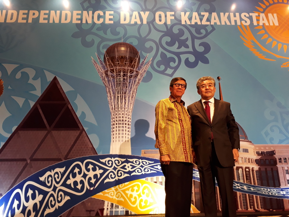 Justice and Human Rights Minister Yasonna Laoly, left, and Kazakh Ambassador Askhat Orazbay pose for a photo during Kazakhstan's Independence Day celebration in Jakarta on Tuesday. (JG Photo/Telly Nathalia)