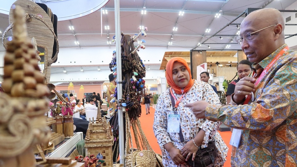 Visitors check a booth at the Trade Expo Indonesia held at the International Convention and Exhibition in Tangerang, Banten. (Beritasatu Photo/Ruht Semiono)