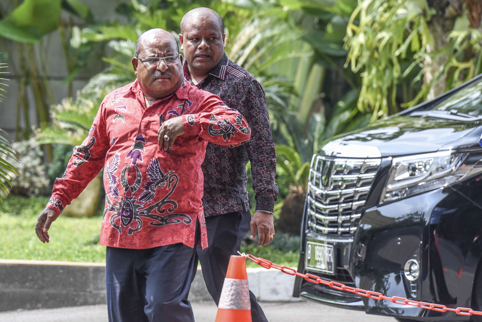 Papua Governor Lukas Enembe, left, said Papua should hold a 10 percent stake in Freeport Indonesia and have a say in the company management. (Antara Photo/Hafidz Mubarak A.)