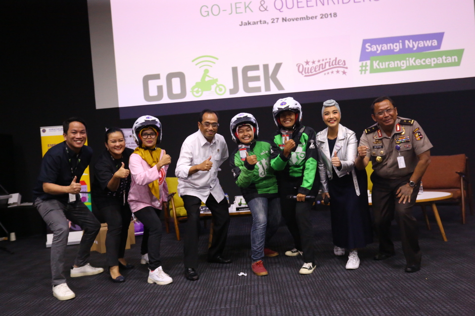 Transportation Minister Budi Karya Sumadi, fourth from left, poses for a photo with Go-Jek driver partners and event speakers at a road safety workshop in South Jakarta on Tuesday. (Photo courtesy of Go-Jek)