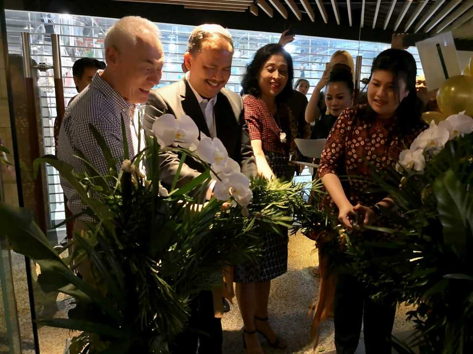 Indonesian Ambassador I Gede Ngurah Swajaya, second from left, inaugurating the Supresso Coffee Gallery in Singapore on Thursday. (Photo courtesy of the Indonesian Embassy in Singapore)