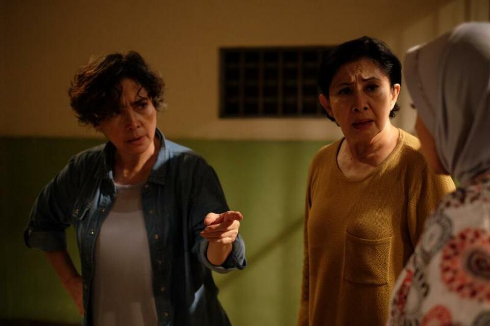 From left, Widyawati as Dayu, Niniek L. Karim as Myrna and Ratna Riantiarno as Hasnah in new comedy 'Mama-Mama Jagoan' ('Badass Moms'). (Photo courtesy of Buddy-Buddy Pictures)