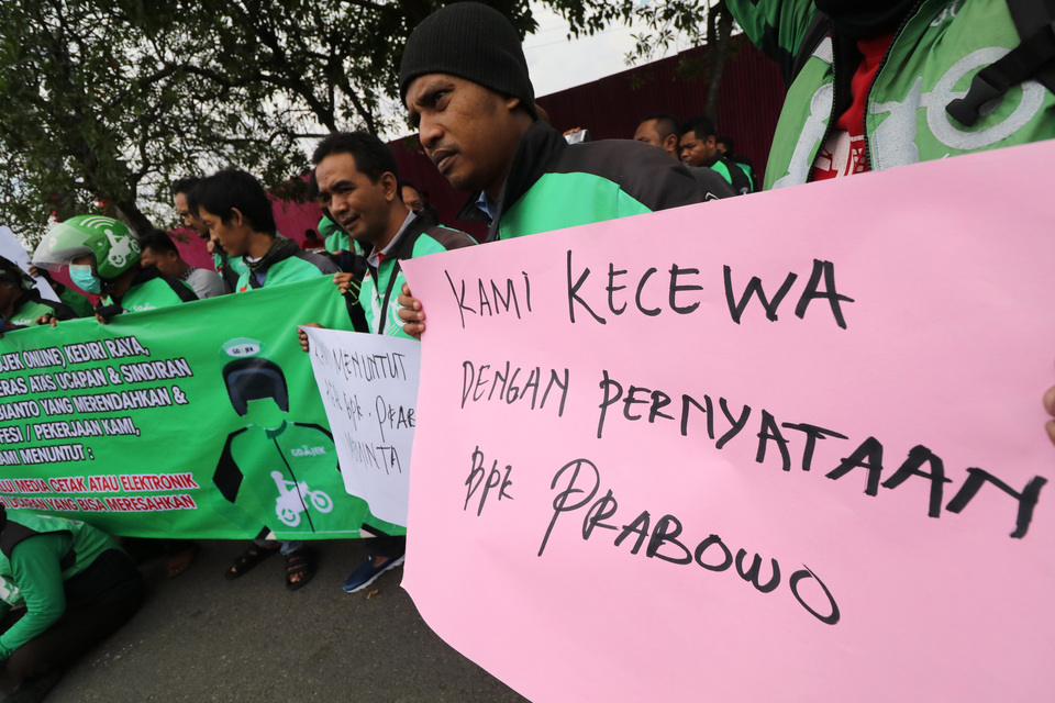 Driver partners of online-based ride-hailing companies protest in Kediri, East Java, on Monday against a statement by presidential candidate Prabowo Subianto they claim demeaned their profession. (Antara Photo/Prasetia Fauzani)