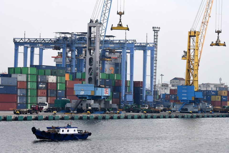 The government is tightening requirements to force companies to repatriate revenue from the export of natural resources, Coordinating Economic Affairs Minister Darmin Nasution said on Friday. (Antara Photo/Indrianto Eko Suwarso)