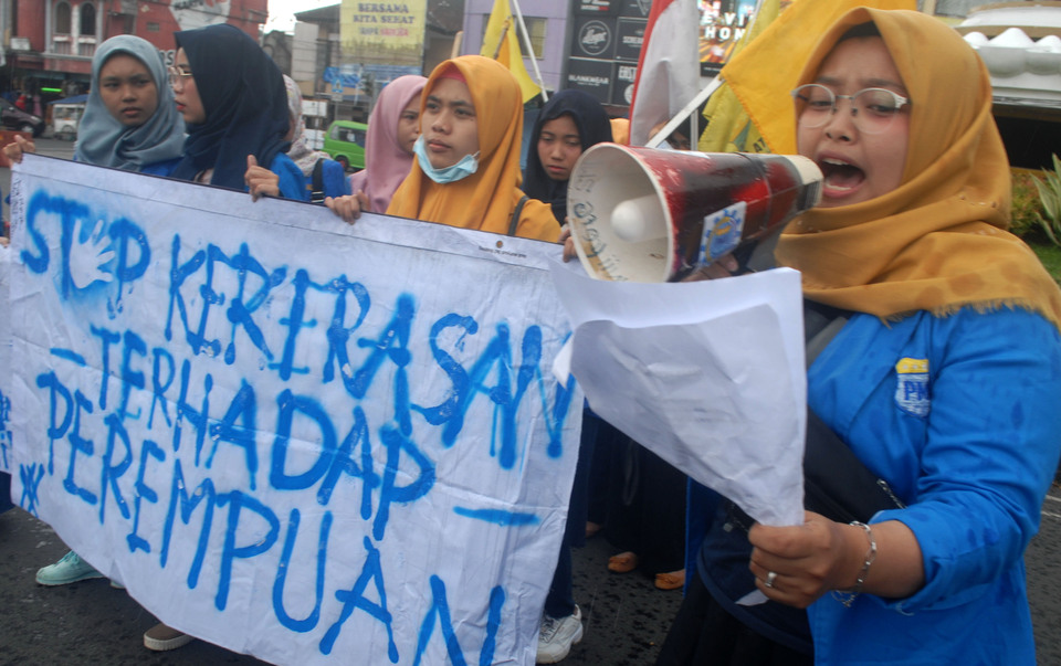 College students campaign against gender-based violence in Sukabumi, West Java, on Monday. (Antara Photo/Budiyanto)