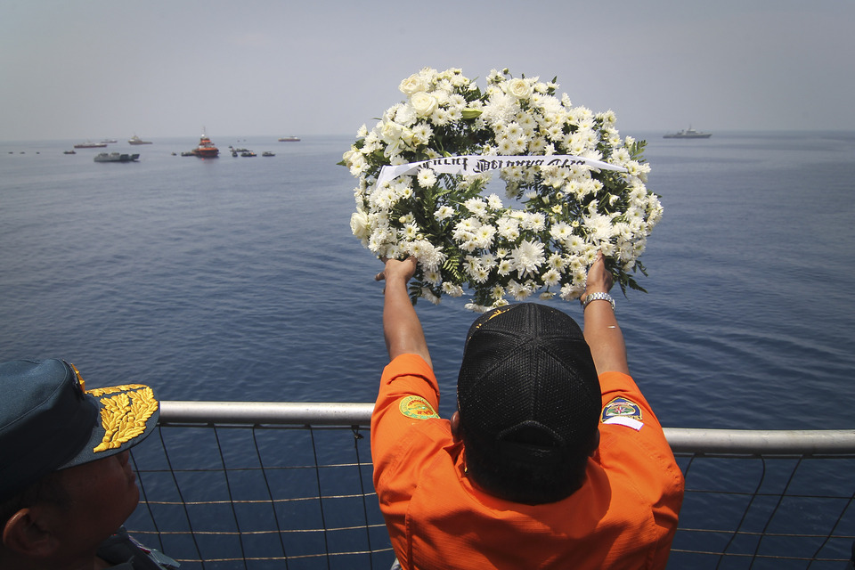The National Search and Rescue Agency (Basarnas) extended on Wednesday the search for victims of last week's Lion Air crash  and the aircraft's cockpit voice recorder. (Antara Photo/Dhemas Reviyanto)