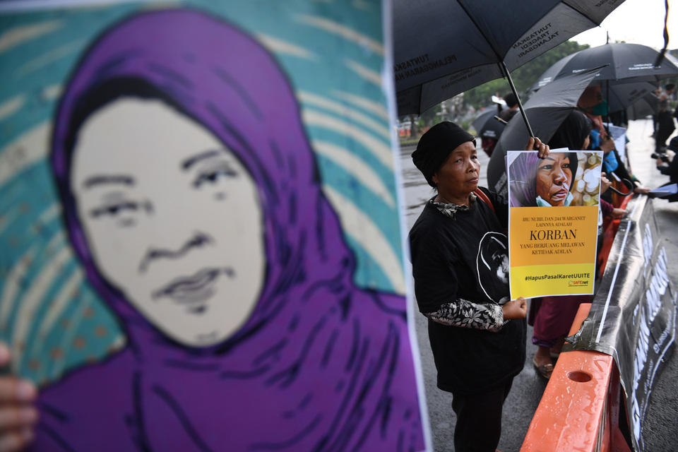 Human rights activists show solidarity with Baiq Nuril Maknun during a demonstration at the Presidential Palace in Central Jakarta on Thursday last week. (Antara Photo/Akbar Nugroho Gumay)