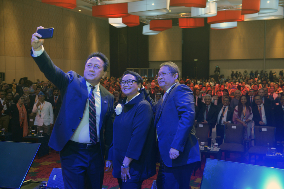 From left, Creative Economy Agency (Bekraf) chief Triawan Munaf, Foreign Minister Retno Marsudi and Communications Minister Rudiantara pose for a photo at the opening of the World Conference on Creative Economy in Nusa Dua, Bali, on Wednesday. (Antara Photo/Nyoman Budhiana)