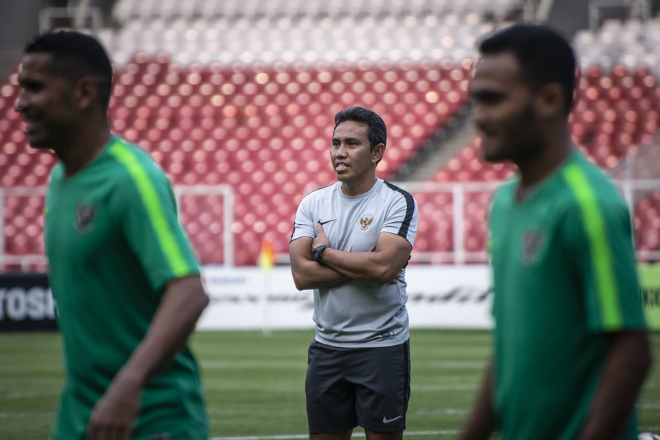 National team coach assistant Bima Sakti, center, watches players during a training in Jakarta on Nov. 24, 2018.