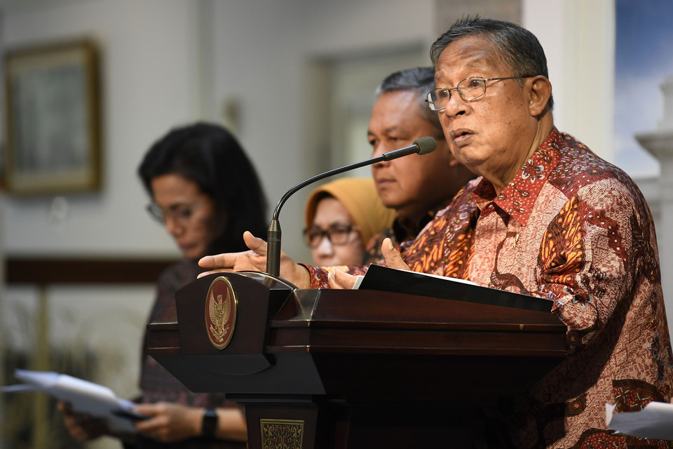 Coordinating Economic Affairs Minister Darmin Nasution speaking during the announcement of the government's 16th economic policy package at the Presidential Palace in Central Jakarta on Friday last week. (Antara Photo/Puspa Perwitasari)