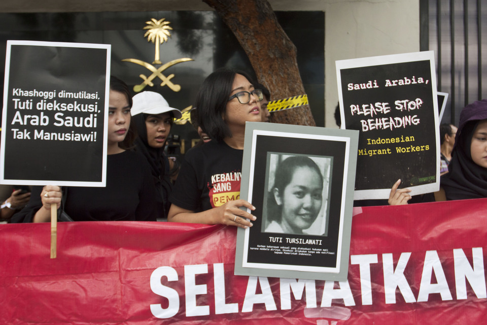 Women protesting in front of the Saudi Arabian Embassy in Jakarta on Friday against the execution of Indonesian migrant worker Tuti Tursilawati. She was executed on Monday after being sentenced to death in 2011 for murdering her employer, whom she claimed had tried to rape her. (Antara Photo/Galih Pradipta)