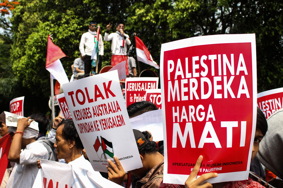 Members of Persatuan Liga Muslim Indonesia (PLMI), an association of Islamic organizations, protest in front of the Australian Embassy in Jakarta on Tuesday. They opposed the Australian government's plan to relocate the country's embassy in Israel from Tel Aviv to Jerusalem. They also strongly condemned presidential candidate Prabowo Subianto's comment that he supported the move. (Antara Photo/Putra Haryo Kurniawan)