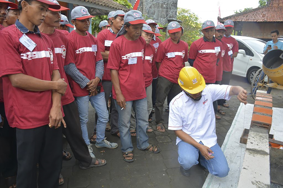 As one of the strategies to increase customer satisfaction, Semen Indonesia held an Education event for construction workers in Pacitan District 6 November 2018. The activity was attended by 80 construction workers. Photo Courtesy of Semen Indonesia
