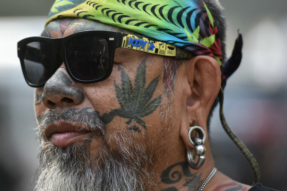 A Thai activist with a marijuana tattoo on his face gathers with others during a campaign for the legalization of medical marijuana near Government House in Bangkok, Thailand, November 20, 2018. Picture taken November 20, 2018. (Reuters Photo/Panumas Sanguanwong)