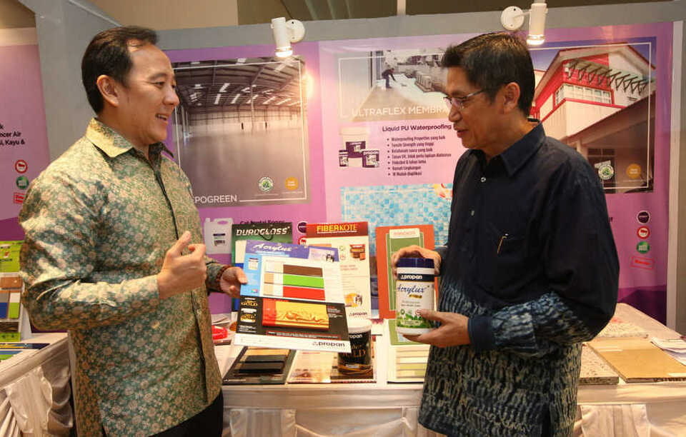 Propan's chief executive officer Kris Rianto Adidarma was talking to his staff at the company's booth. THe paint manufacturer was participating in  the Global Business Summit of the International Real Estate Federation, or FIABCI, in Nusa Dua, Bali, this week. 