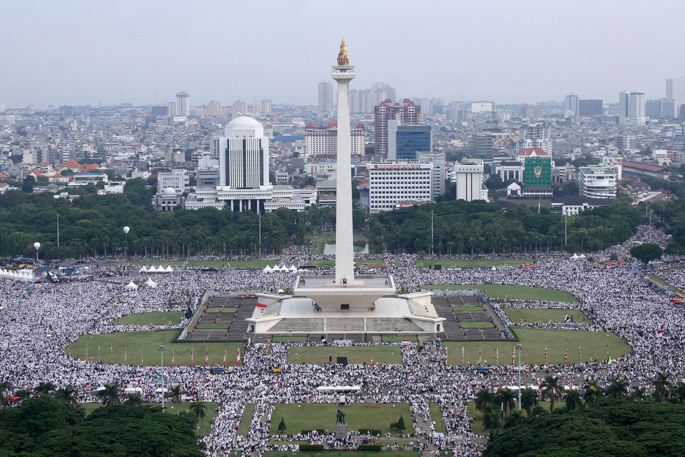 Tens of thousands of hardline Muslims participating in the so-called 212 reunion at the National Monument (Monas) in Central Jakarta on Sunday. The action was held to commemorate a mass protest led by Islamist groups on Dec. 2, 2016 to demand the arrest of then-Governor Basuki 'Ahok' Tjahaja Purnama on blasphemy charges. (Antara Photo/Bima Sena)