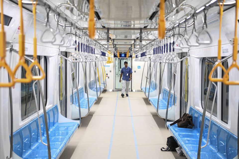 A worker inspecting railcars of the Jakarta mass rapid transit system at Bundaran HI MRT Station in Central Jakarta on Monday. The first phase of MRT Jakarta between Lebak Bulus and the Hotel Indonesia traffic circle, scheduled to become operational in March next year, will be integrated with other modes of public transportation, including the TransJakarta busway and the KRL Commuterline train service. (Antara Photo/Hafidz Mubarak A)