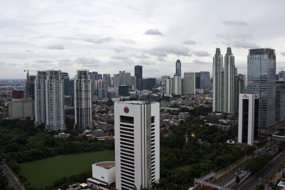 High-rise buildings seen in Central Jakarta on Wednesday. The Indonesian Builders Association (Gapensi) said high-rise buildings in Jakarta are safe, because they are built to resist earthquakes of magnitudes of up to 8. (Antara Photo/Galih Pradipta)