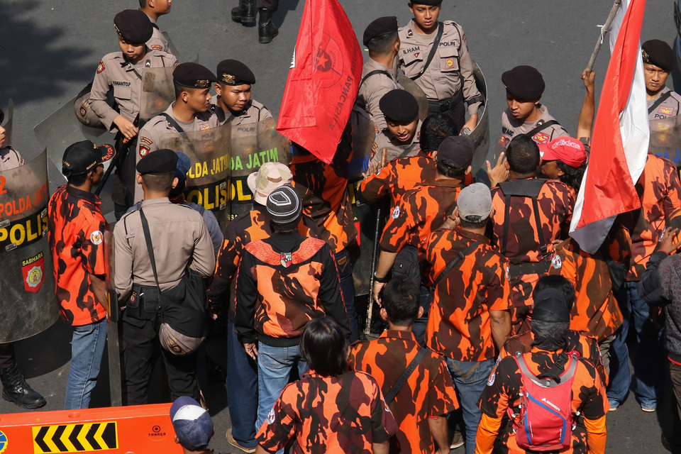 Police disperse members of a civic organization (ormas) during a protest on Jalan Pemuda, Surabaya, East Java, on Dec. 1, 2018.