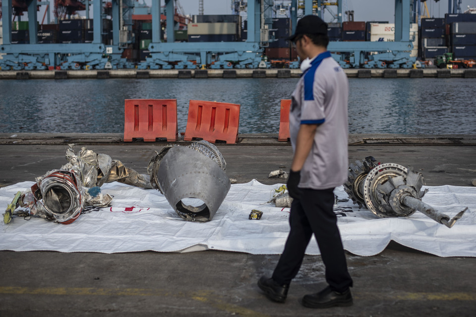 A renewed search for the cockpit voice recorder of the Lion Air jet that crashed into the Java Sea on Oct. 29 has been delayed for two days due to bad weather hampering the arrival of a specialized ship, the airline said. (Antara Photo/Aprilio Akbar)