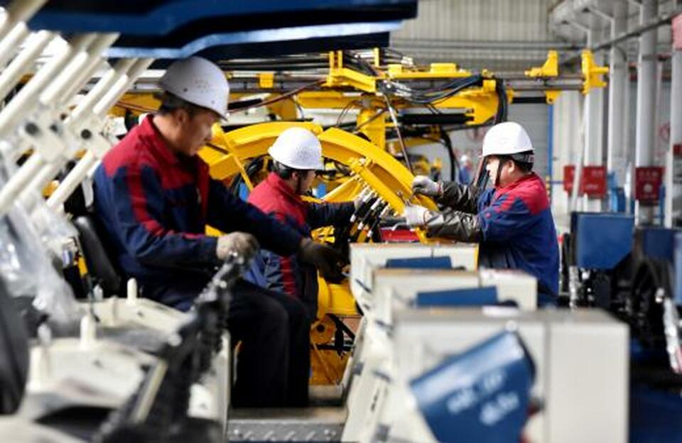 Employees work on a drilling machine production line at a factory in Zhangjiakou, Hebei province, China November 14, 2018. (Reuters Photo/Stringer)