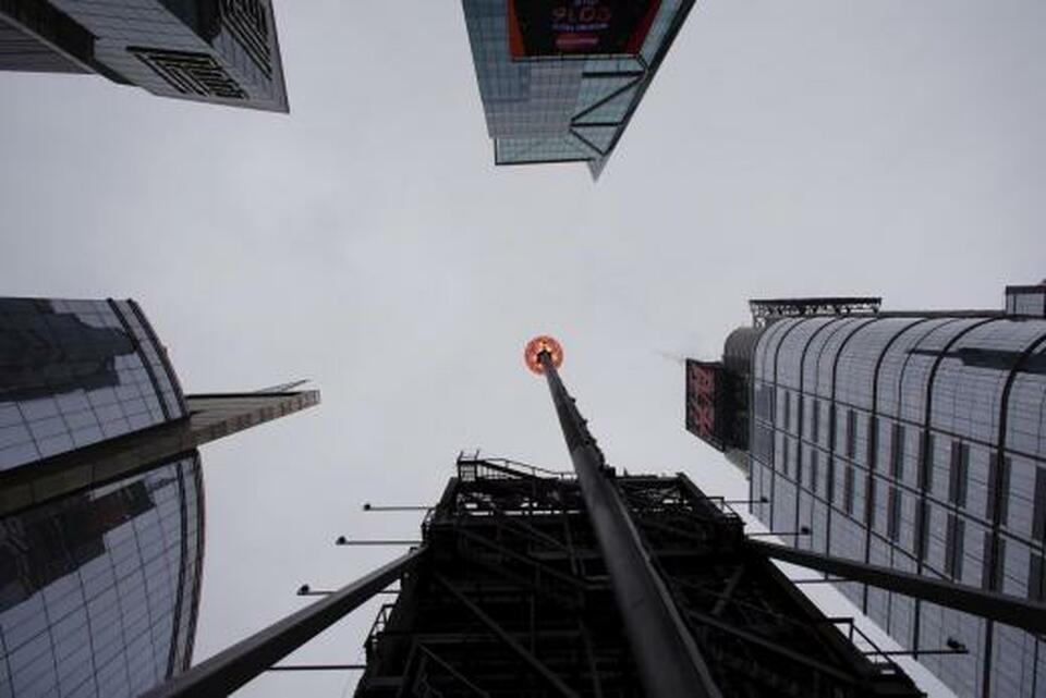 The Times Square New Year's Eve Ball is tested atop the roof of One Times Square on the day before New Year's Eve celebrations in the Manhattan borough of New York December 30, 2015.  (Reuters Photo/Lucas Jackson)