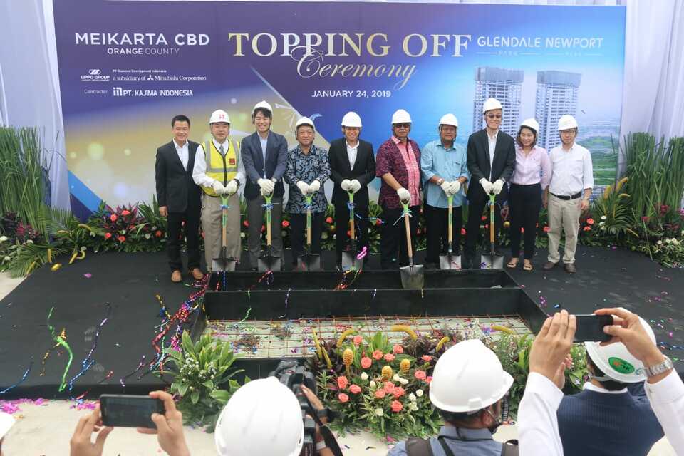 Lippo Cikarang and Mitsubishi held a topping-off ceremony for two new apartment towers in Orange County in Bekasi, West Java, on Jan. 24. (Photo courtesy of Lippo Cikarang)