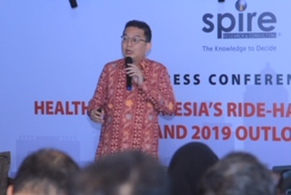 Jeffrey Bahar, group deputy chief executive of Spire Research and Consulting, presents the survey results in Jakarta on Wednesday. (Photo courtesy of Spire Research and Consulting Indonesia)