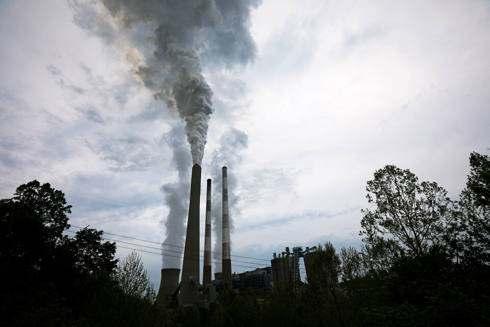 Exhaust rises from the stacks of the Harrison Power Station in Haywood, West Virginia, US, May 16, 2018. Picture taken May 16, 2018.  (Reuters Photo/Brian Snyder)