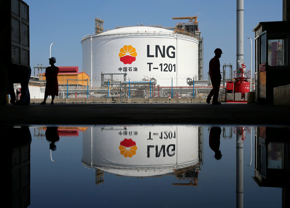 A liquefied natural gas (LNG) storage tank and workers are reflected in a puddle at PetroChina's receiving terminal at Rudong port in Nantong, Jiangsu province, China September 4, 2018. (Reuters Photo/Stringer)