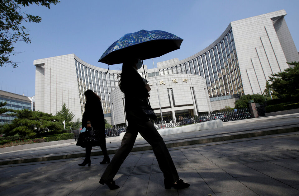 People walk past the headquarters of the People's Bank of China (PBOC), the central bank, in Beijing, China September 28, 2018. (Reuters Photo/Jason Lee)