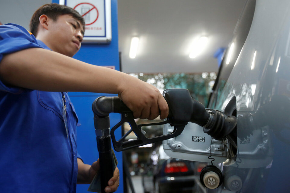 An employee pumps gasoline into a car in Hanoi, Vietnam, on Dec. 20, 2016.  (Reuters Photo)