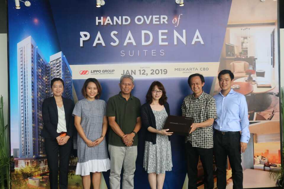 Urban developer Lippo Cikarang announced on Saturday it handed over 408 units of apartment from Pasadena Suites, the third tower developed in Meikarta Central Business District. (Photo courtesy of Lippo Cikarang)