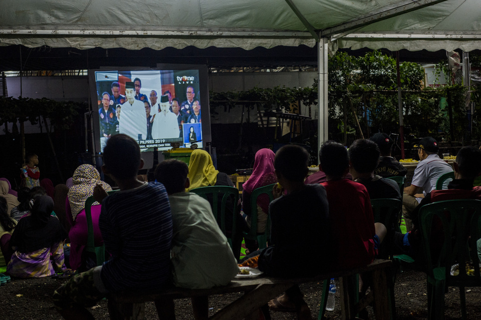 Jakarta residents watch a screening of the first debate between President Joko 'Jokowi' Widodo and his challenger, Prabowo Subianto and their respective running mates Ma'ruf Amin and Sandiaga Uno, on Jan. 17, 2019. (JG Photo/Yudha Baskoro)