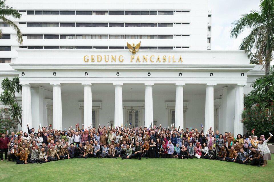Foreign Minister Retno Marsudi poses for a group photo with her staff at the Pancasila Building in Jakarta. (Photo courtesy of the Ministry of Foreign Affairs) 