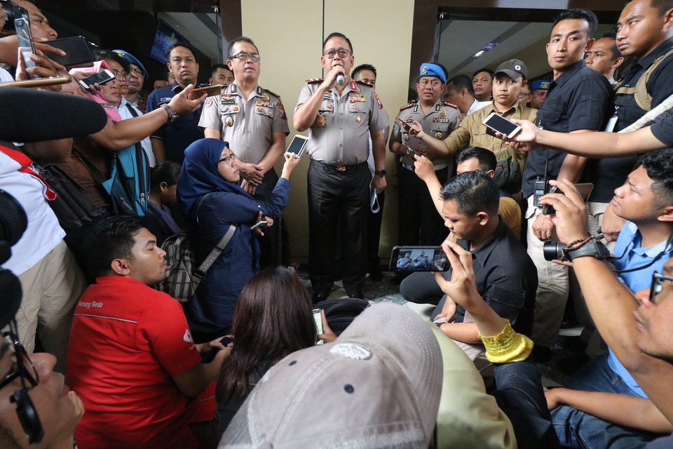East Java Police chief Insp. Gen. Luki Hermawan, center, speaks to the press on Jan. 7, 2019. (Antara Photo/Didik Suhartono)