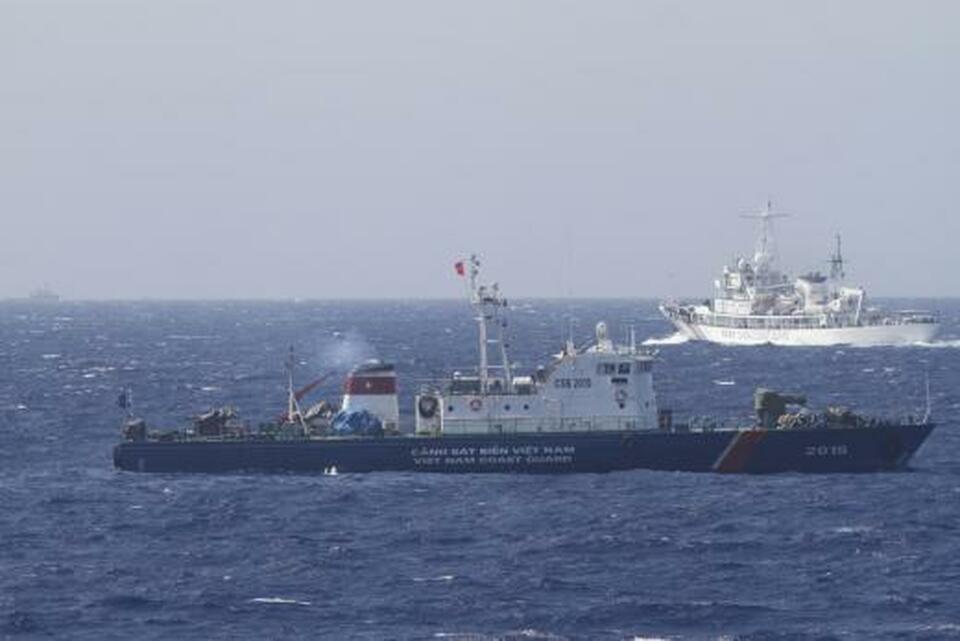 A ship (top) of Chinese Coast Guard is seen near a ship of Vietnam Marine Guard in the South China Sea, off shore of Vietnam May 14, 2014.  (Reuters Photo/Nguyen Minh)