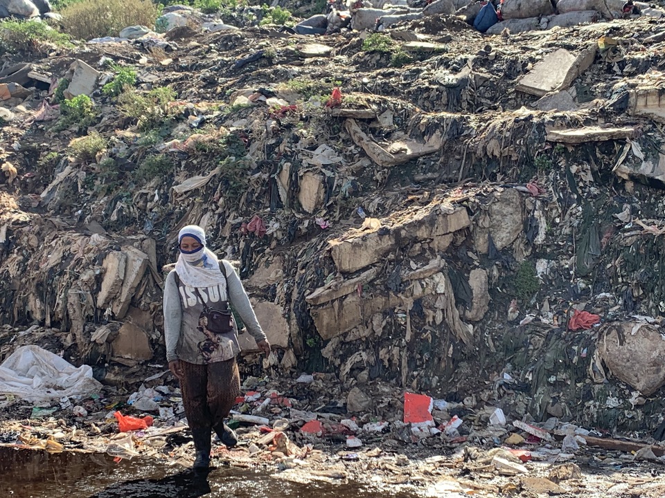 Trash-picker makes her way down the 80m mountain of Jakarta's waste
Image by - Aleasha Bliss