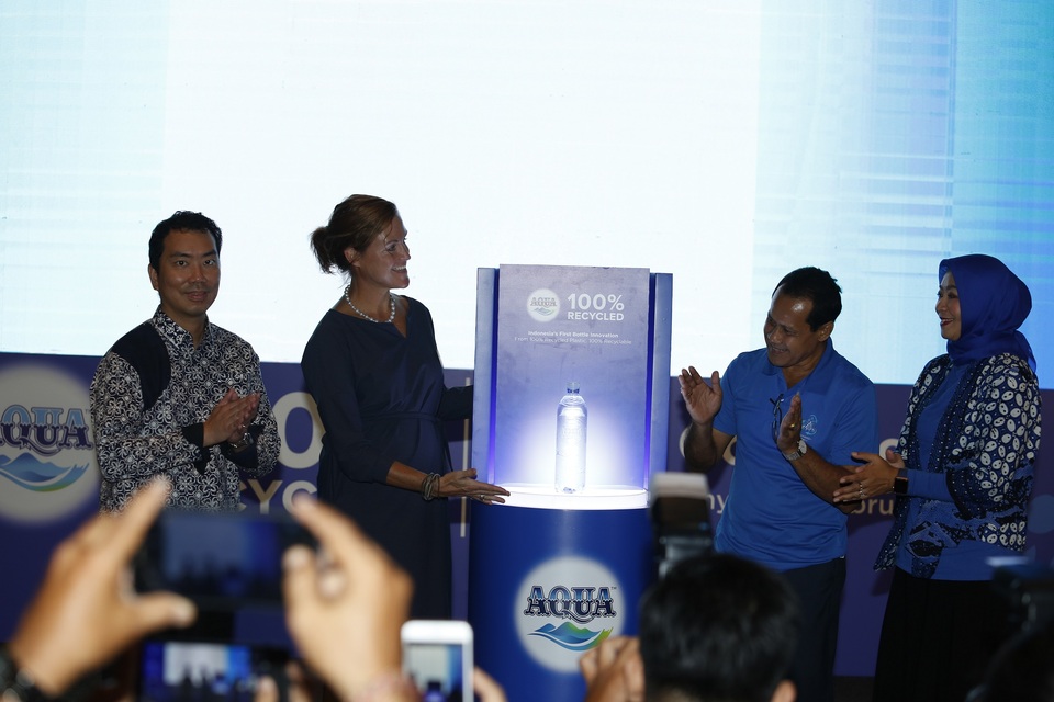 Danone-Aqua's new 100 percent recycled plastic bottle was launched in Bali on Friday 15/02). (Photo courtesy of Tirta Investama)